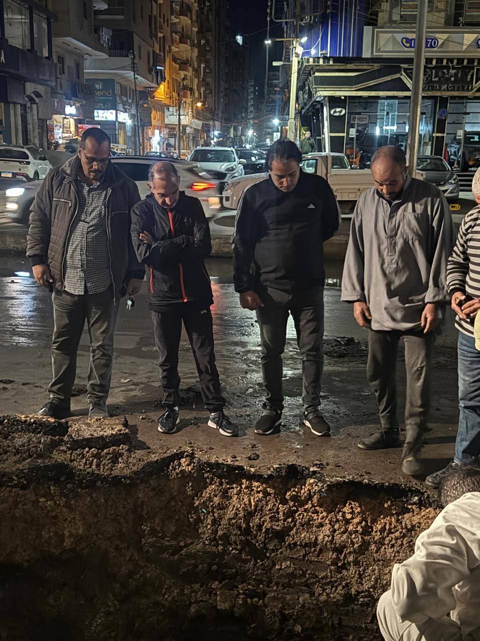 إصلاح كسر مفاجئ بخط مياه بمنطقة تقسيم الشرطة (1)