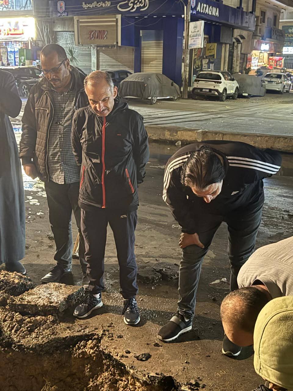 إصلاح كسر مفاجئ بخط مياه بمنطقة تقسيم الشرطة (4)