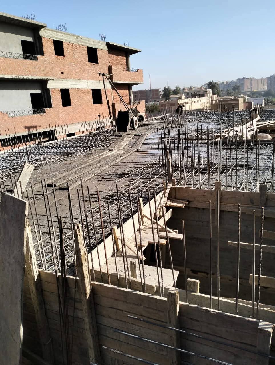 مقر تشييد العمارة التى سقط منها العمال أرضا (4)