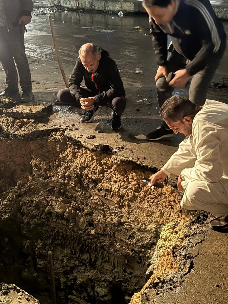 إصلاح كسر مفاجئ بخط مياه بمنطقة تقسيم الشرطة (2)