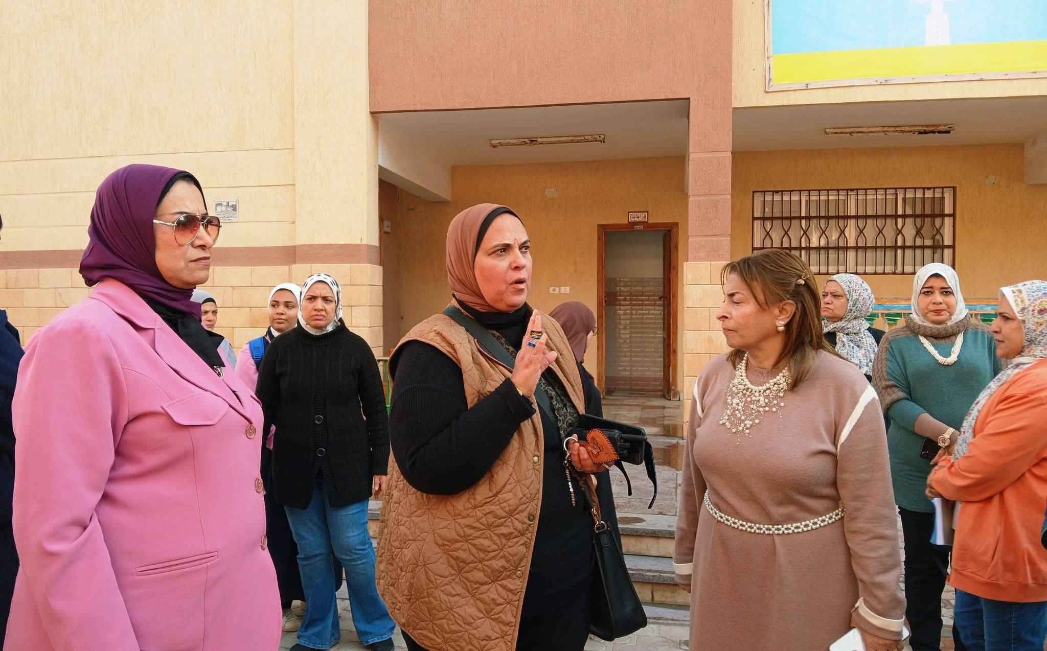 مديرة الادارة تحذر الطالبات من التجاوز