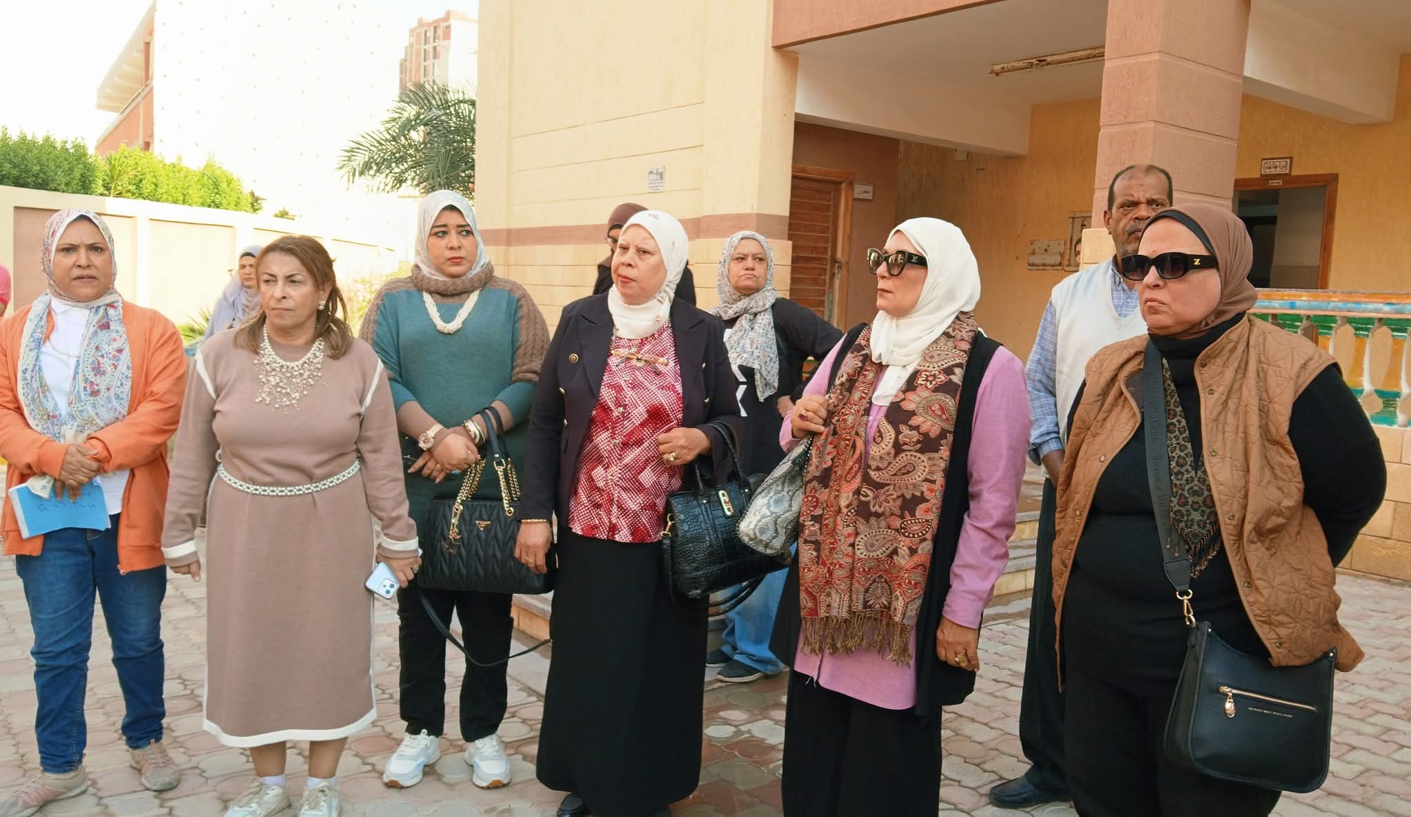 وفد تعليمى يزور المدرسة