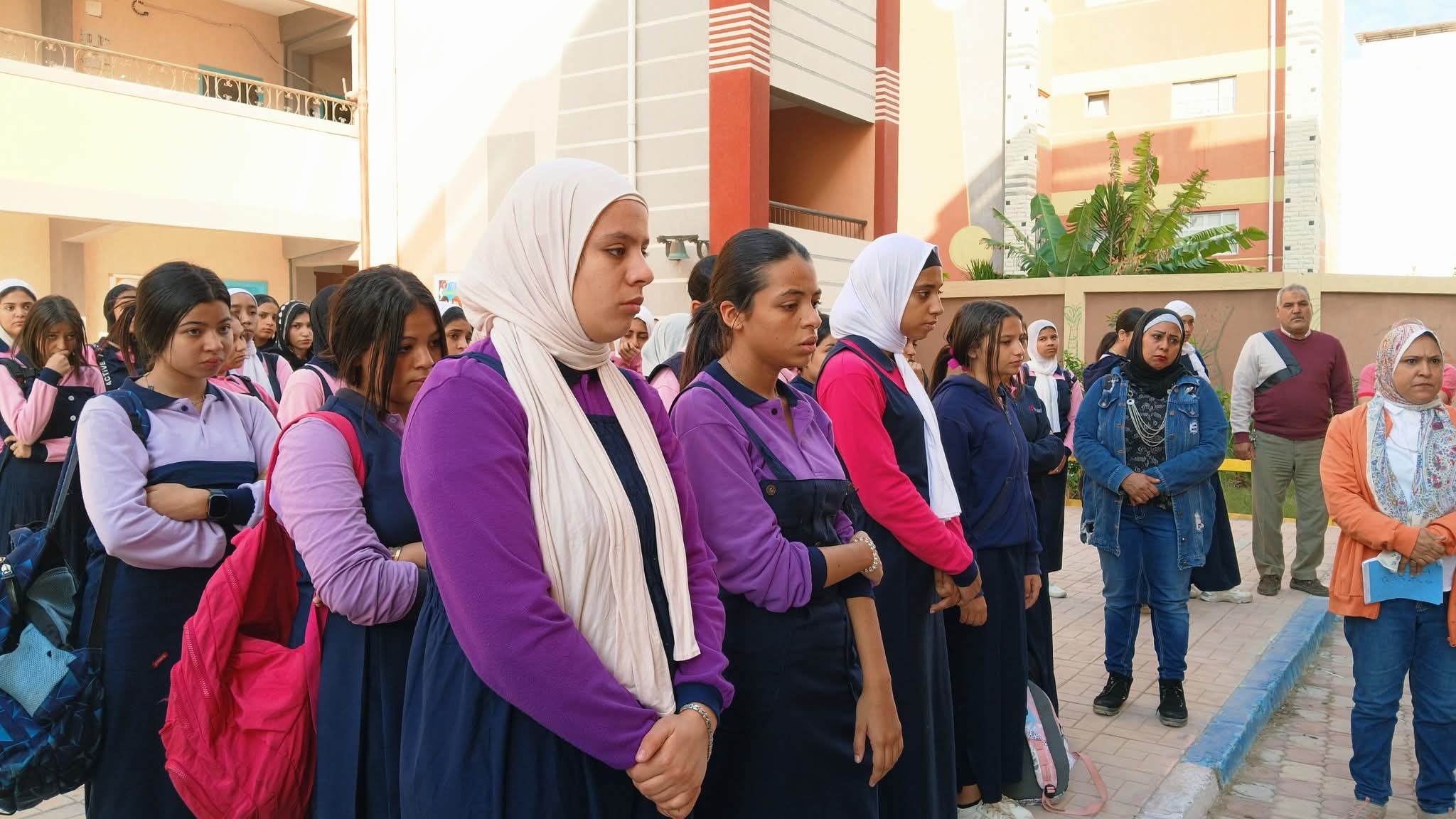 الطالبات خلال لقاء المديرة