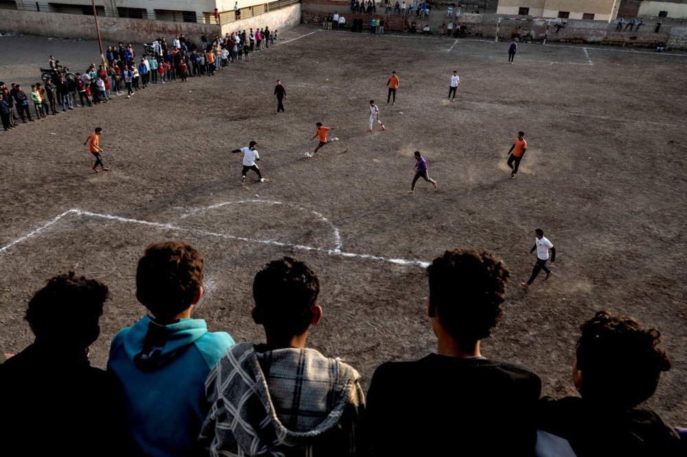 يشارك اللاعبون في مباراة كرة قدم خلال بطولة رمضان لكرة القدم التي تقام في قرية بئر عمارة غرب مدينة بلبيس في محافظة الشرقية في مصر يشارك اللاعبون في مباراة كرة قدم خلال بطولة رمضان لكرة القدم التي تقام في قرية بئر عمارة غرب مدينة بلبيس في محافظة الشرقية في مصر