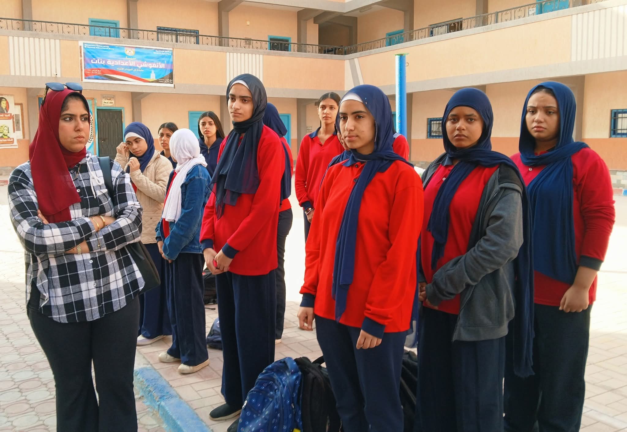 الطالبات اثناء اللقاء بمديرة الادارة