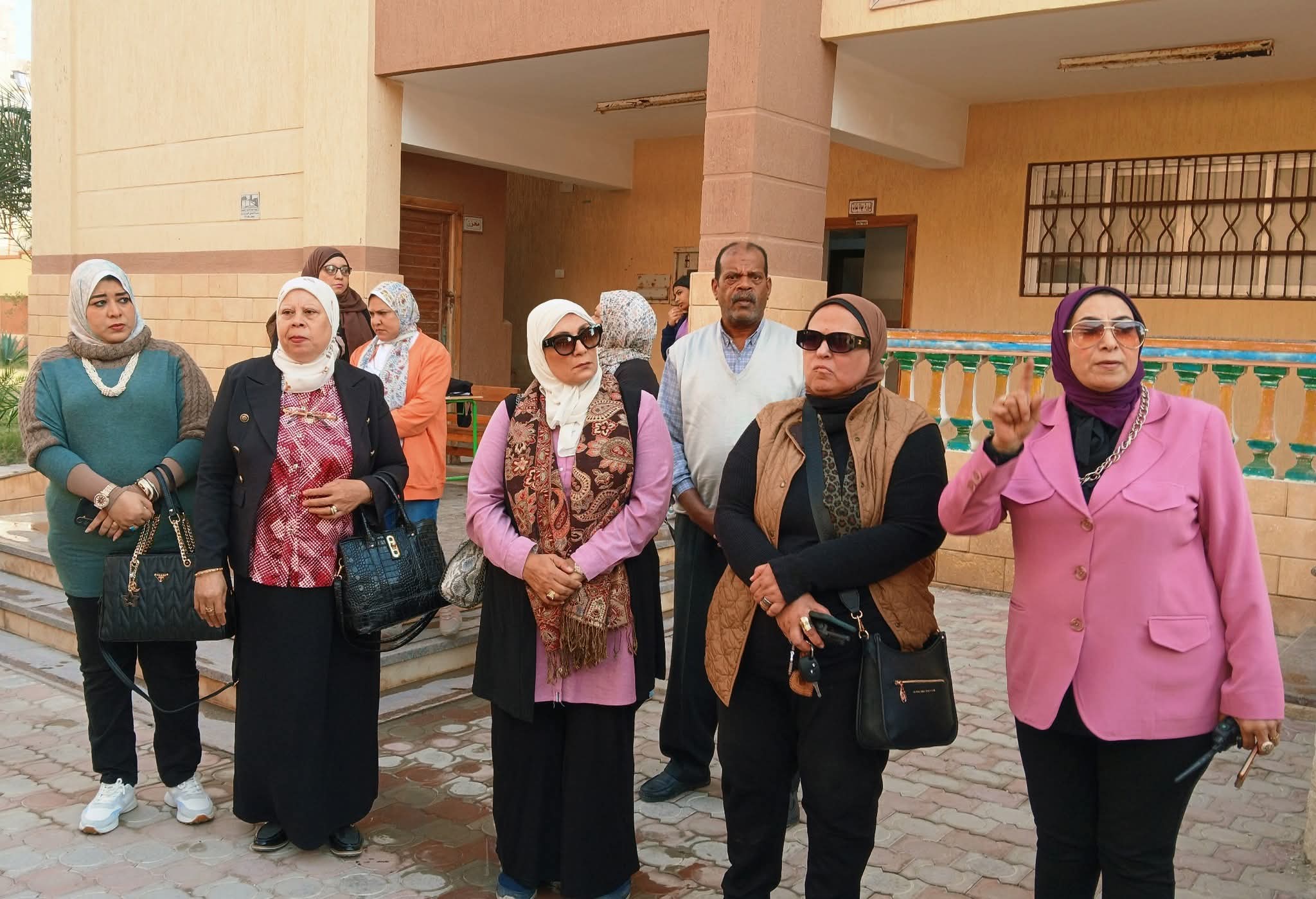 قيادات مديرية التعليم خلال الزيارة