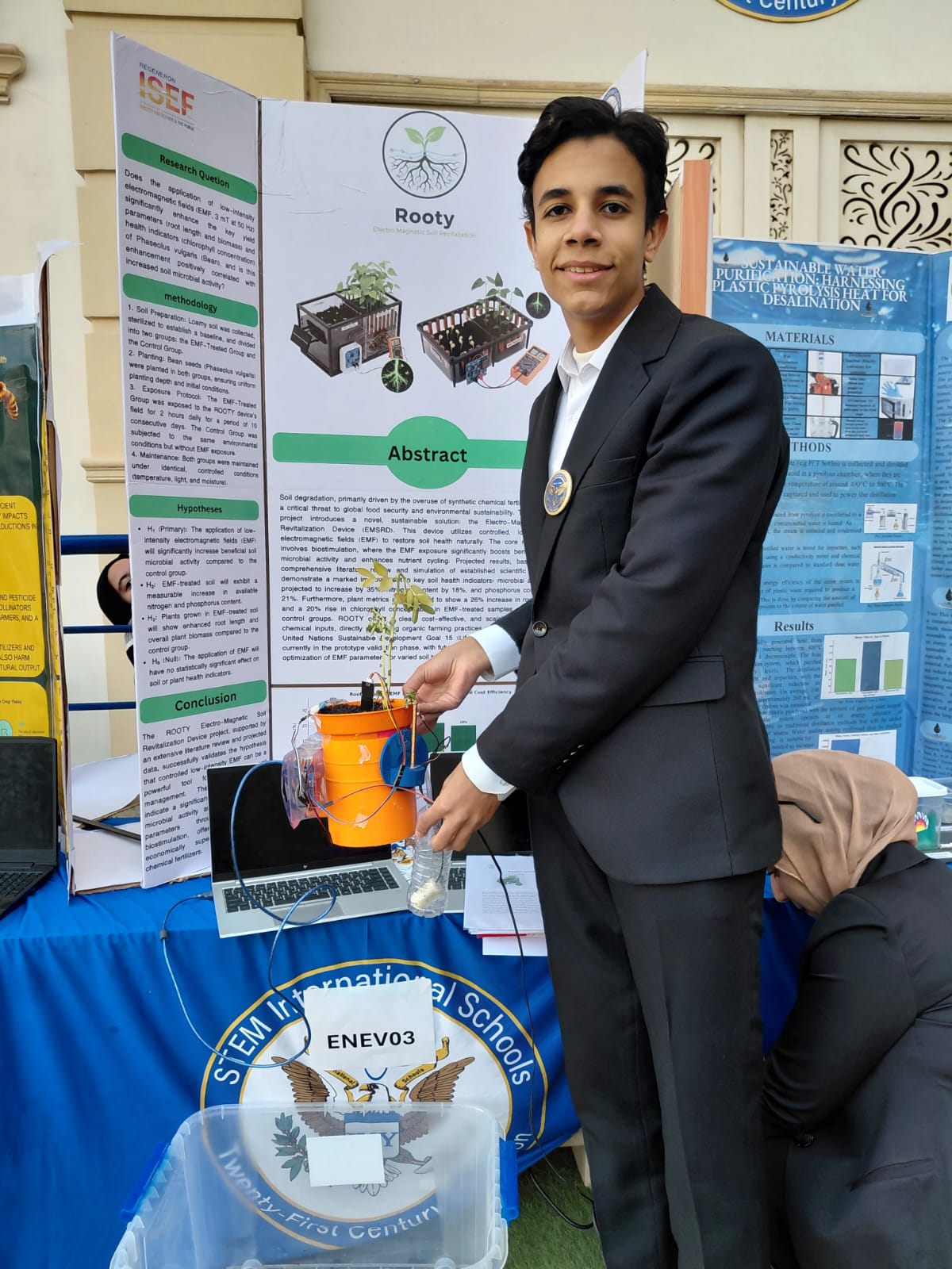 الطالبة باسل حسام الشقويري خلال معرض القاهرة السنوي للعلوم والهندسة والتكنولوجيا