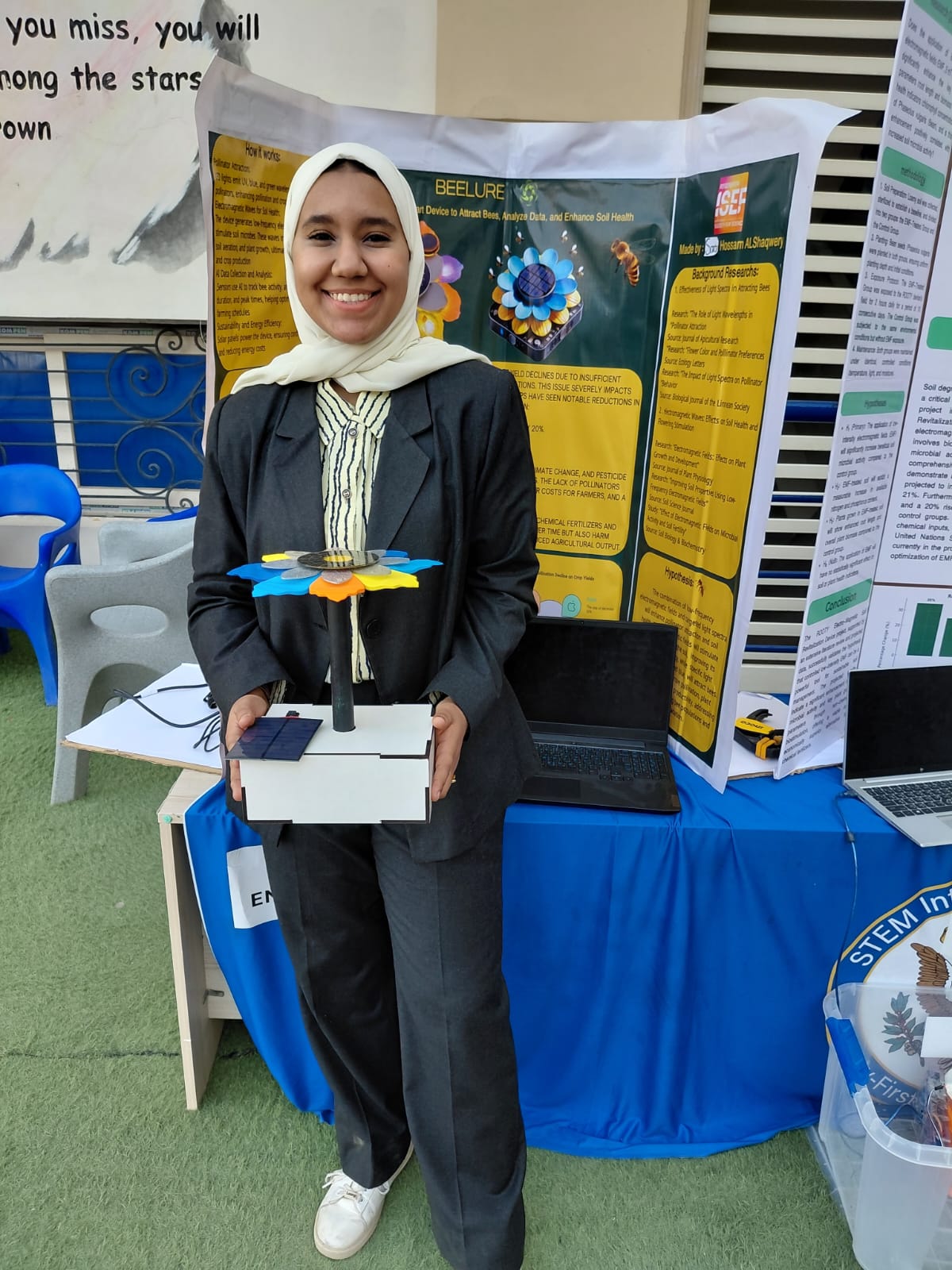 الطالبة سارة حسام الشقويري خلال معرض القاهرة السنوي للعلوم والهندسة والتكنولوجيا