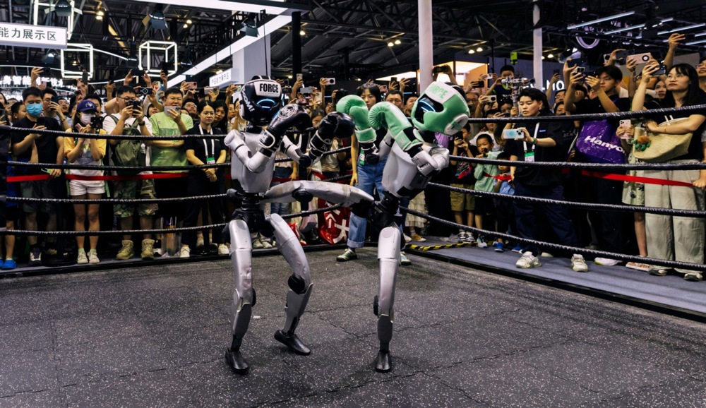 epa12569315 يشاهد الزوار روبوتات تقاتل في مباراة خلال معرض ومؤتمر WAIC، في شنغهاي، الصين، 28 epa12569315 يشاهد الزوار روبوتات تقاتل في مباراة خلال معرض ومؤتمر WAIC، في شنغهاي، الصين، 28