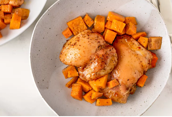 دجاج مشوي بالبطاطا الحلوة