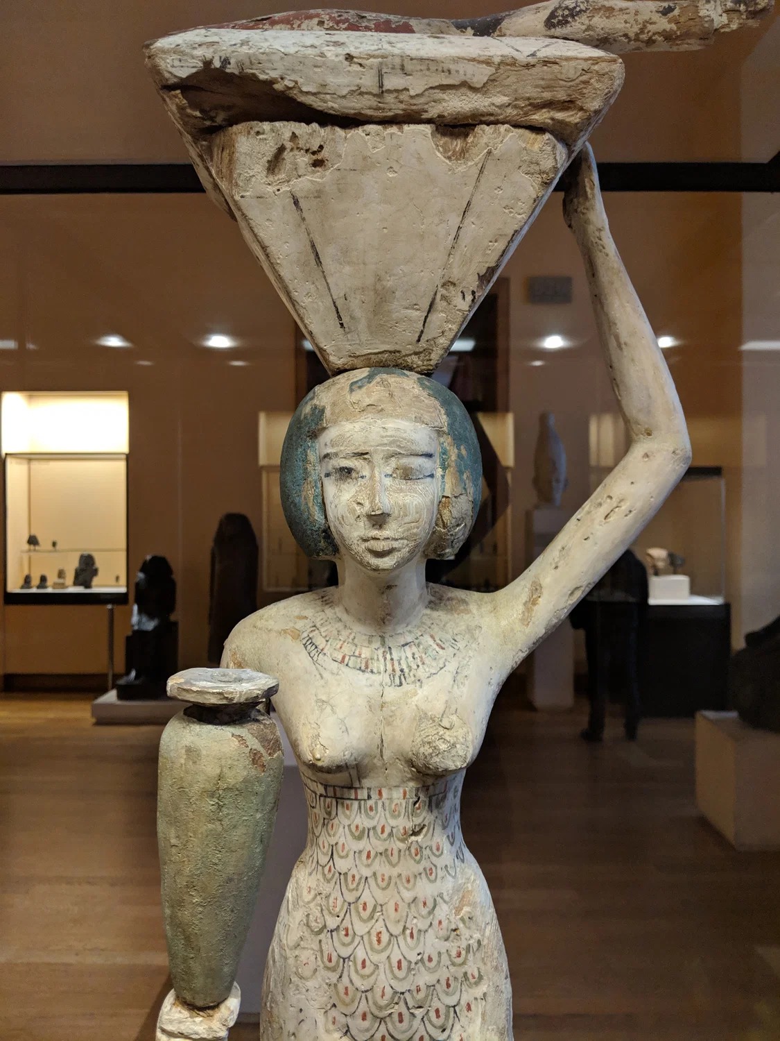 تمثال امرأة مصرية قديمة تحمل القرابين تمثال امرأة مصرية قديمة تحمل القرابين