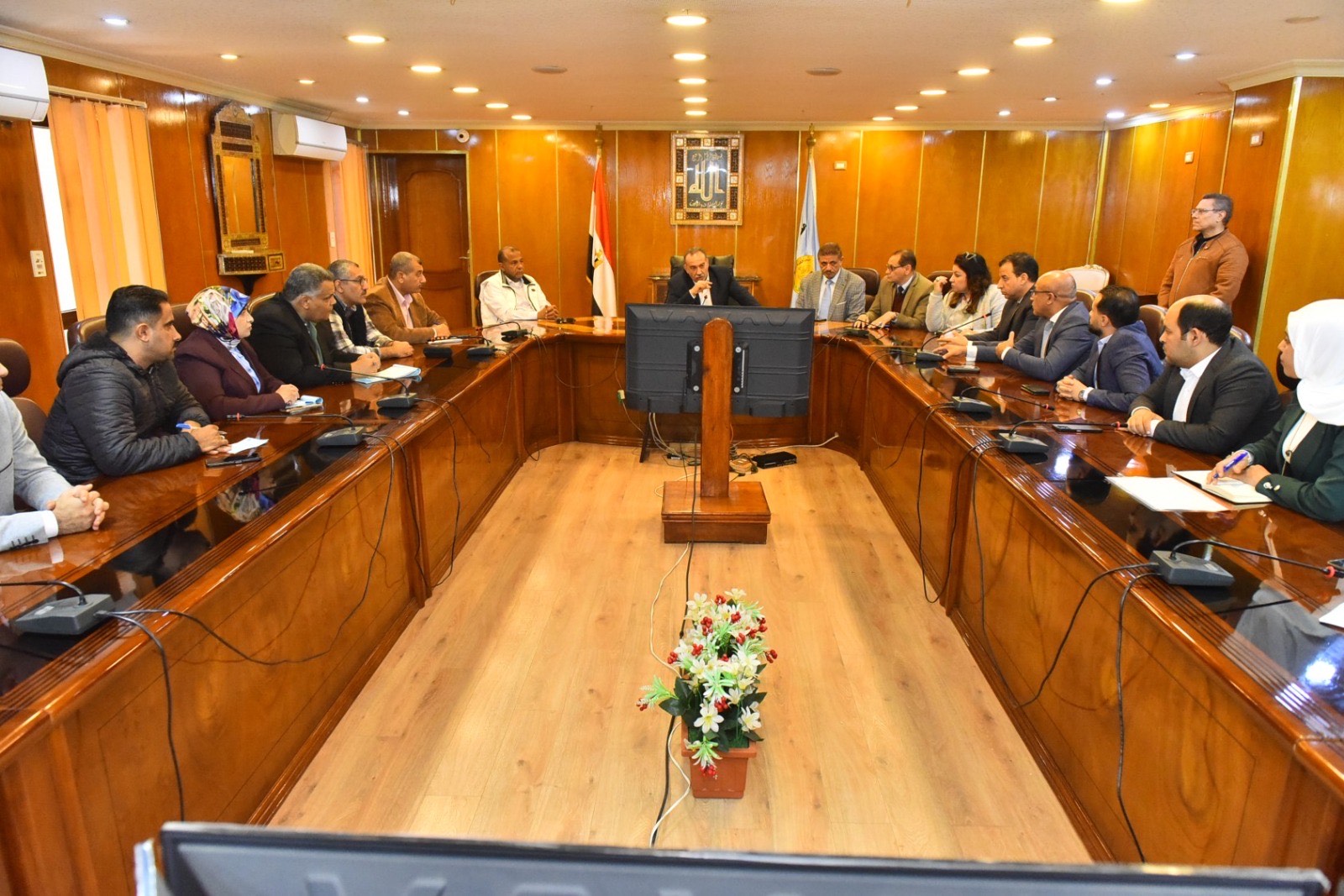 جانب أخر من الاجتماع جانب أخر من الاجتماع