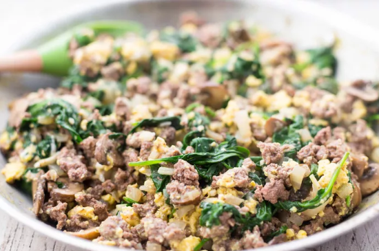 بيض بالسبانخ والمشروم