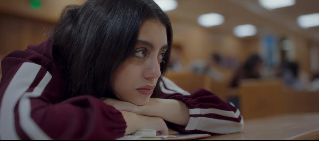 ياسمينا العبد تغني تتر النهاية لمسلسل ميد ترم (6)