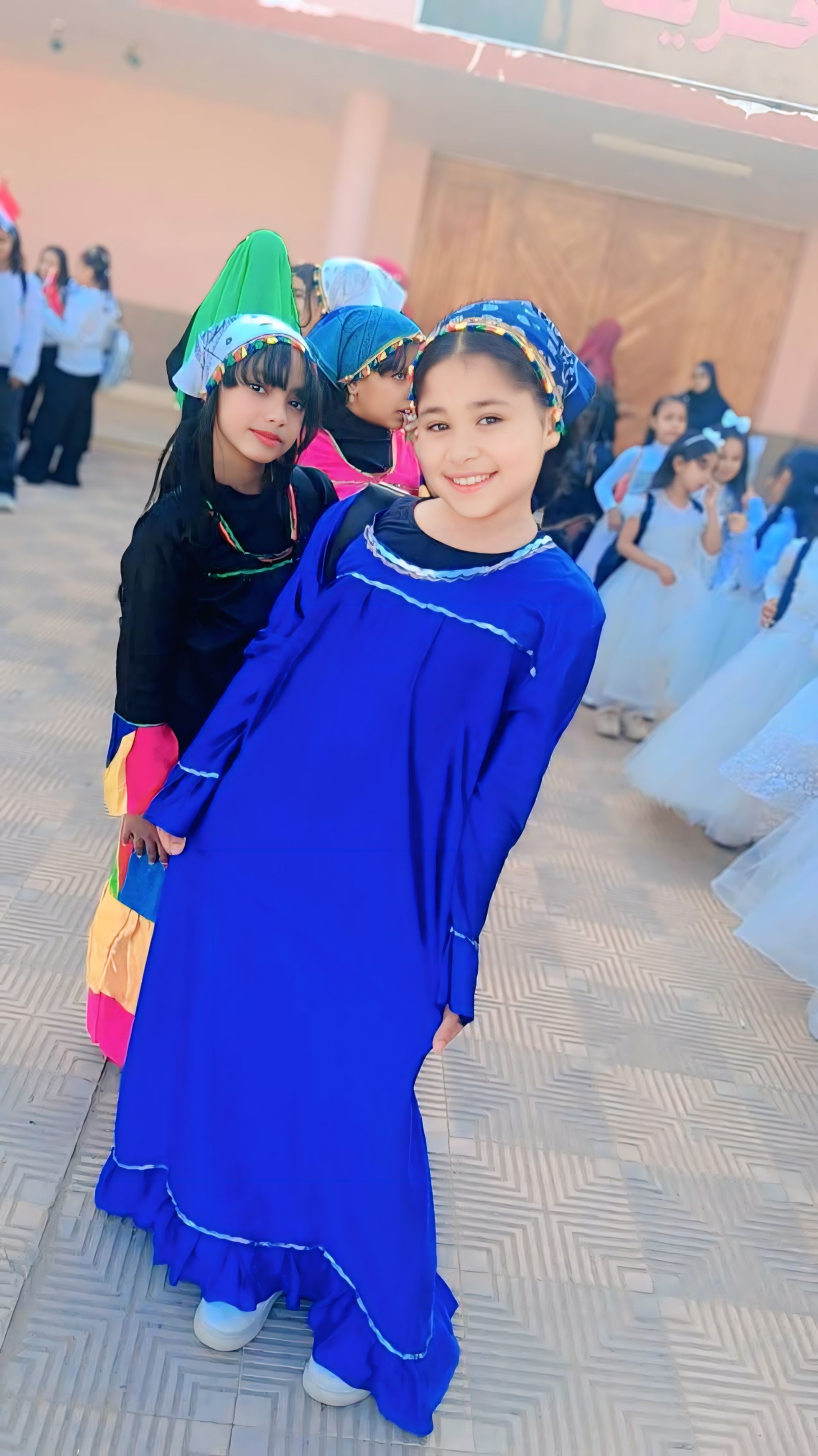 احدى التلميذات بالزى الواحاتى