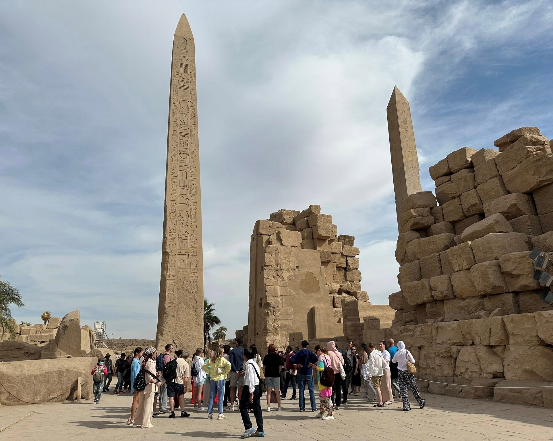 اقبال السائحين فى قلب معابد الكرنك