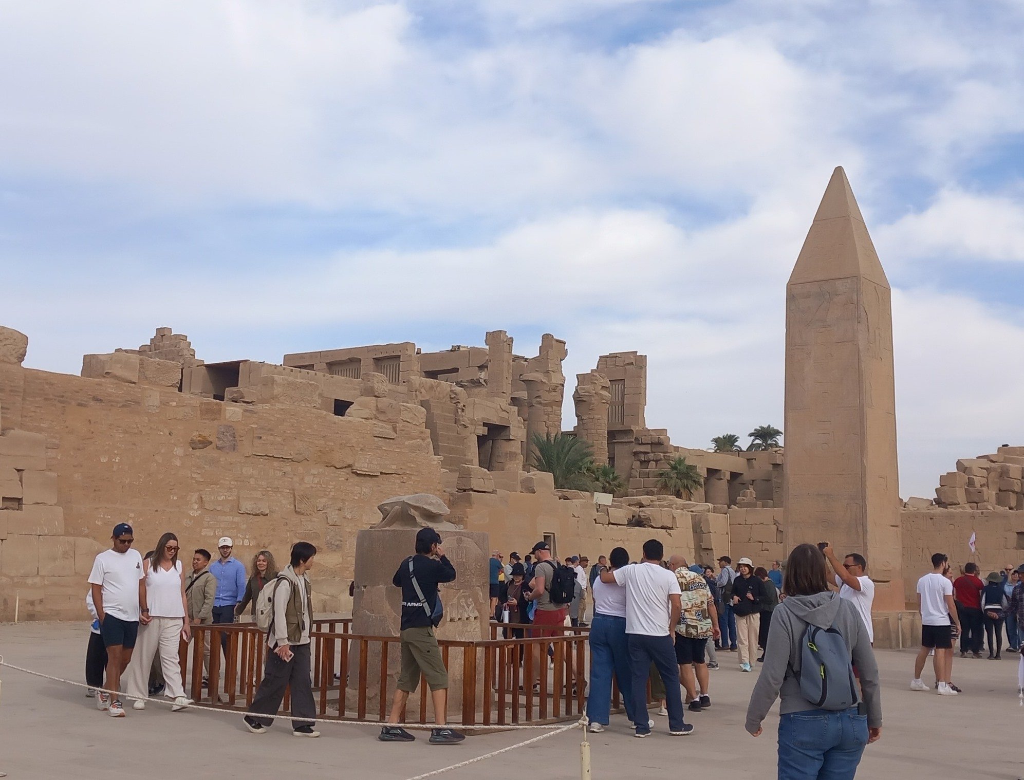 الأفواج السياحية حول الجعران المقدس بالكرنك