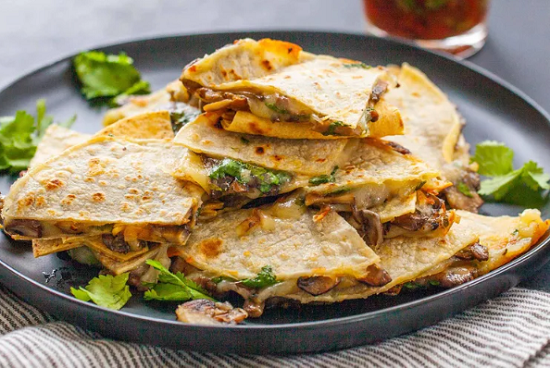 كيساديا بالجبنة والمشروم