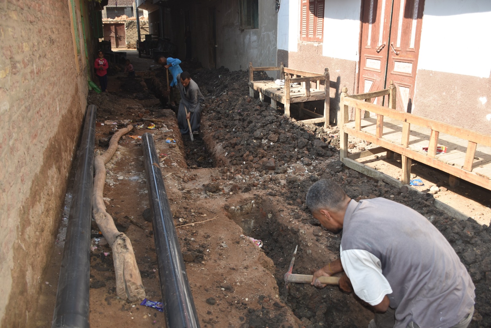 استمرار العمل بمشروعات الصرف الصحى في قرى المساوية والعضايمة والنمسا استمرار العمل بمشروعات الصرف الصحى في قرى المساوية والعضايمة والنمسا