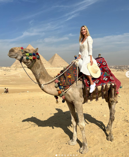 إيفانكا تركب جمل في أهرامات الجيزة