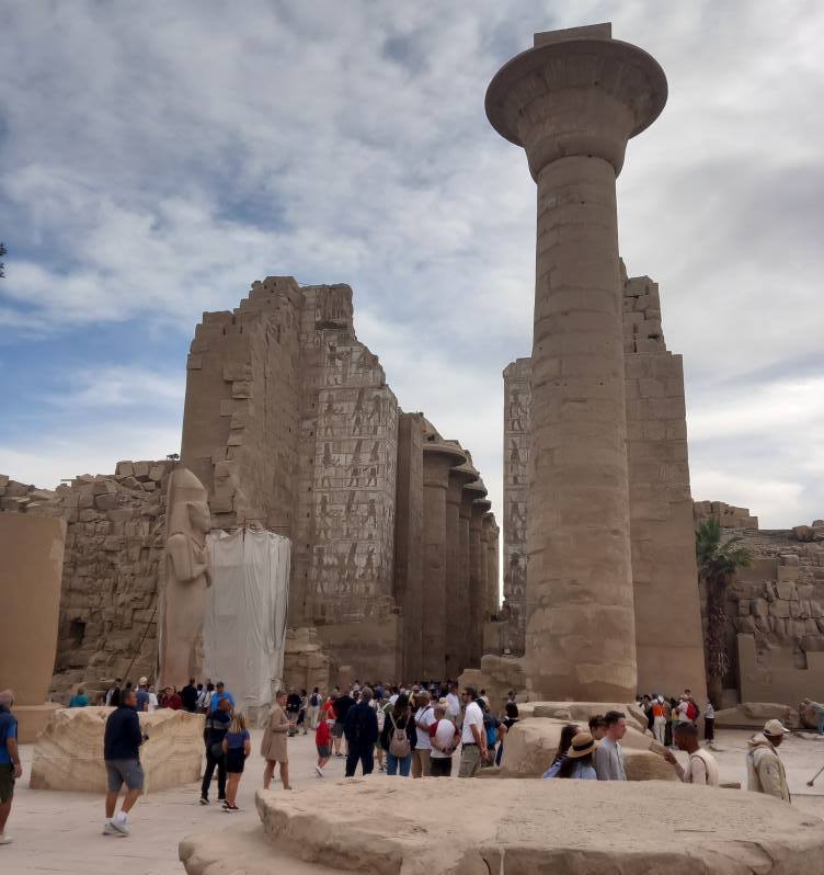 توافد الأفواج السياحية فى قلب معابد الكرنك