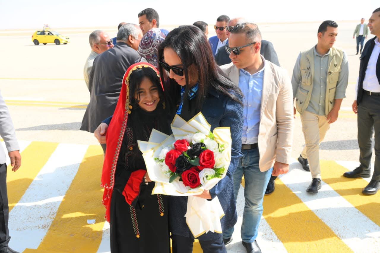 إبتسامة وزيرة التضامن مع احدى أطفال المراسم