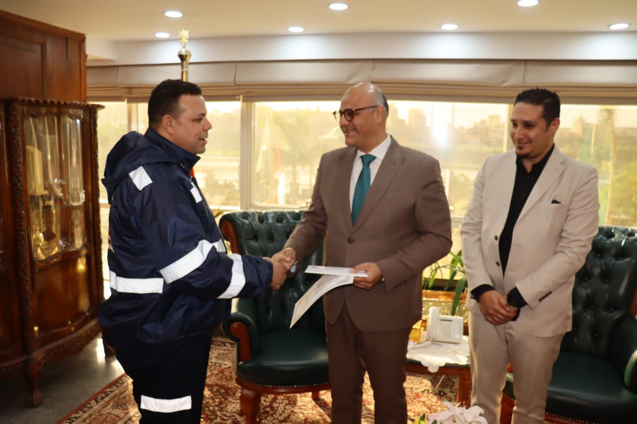 المحافظ خلال تكريم الأطقم المحافظ خلال تكريم الأطقم