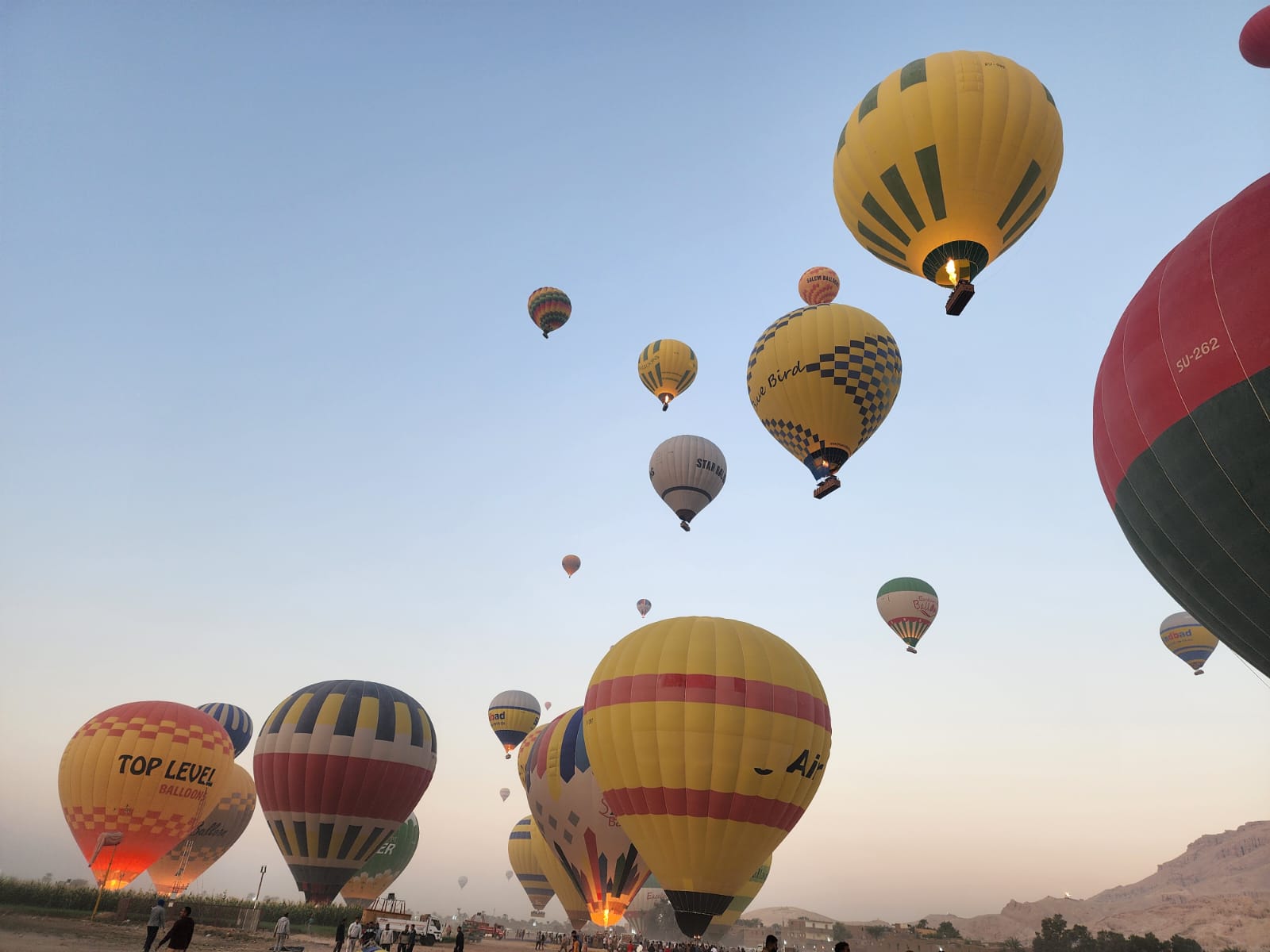 إقلاع البالونات الطائرة فى أرض مطار البالون بالأقصر إقلاع البالونات الطائرة فى أرض مطار البالون بالأقصر