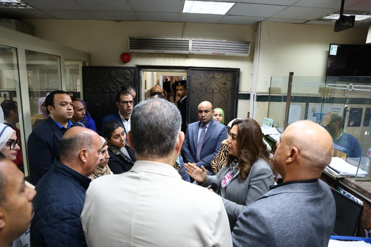 جانب من جولة الوزيرة جانب من جولة الوزيرة