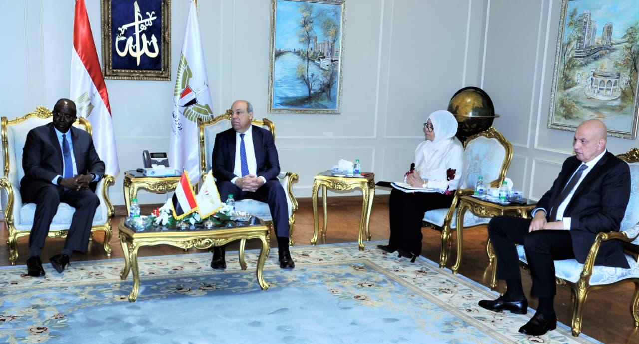 الحفني يبحث مع وفد مؤسسة التمويل الدولية موقف الدراسات الخاصة  (2)