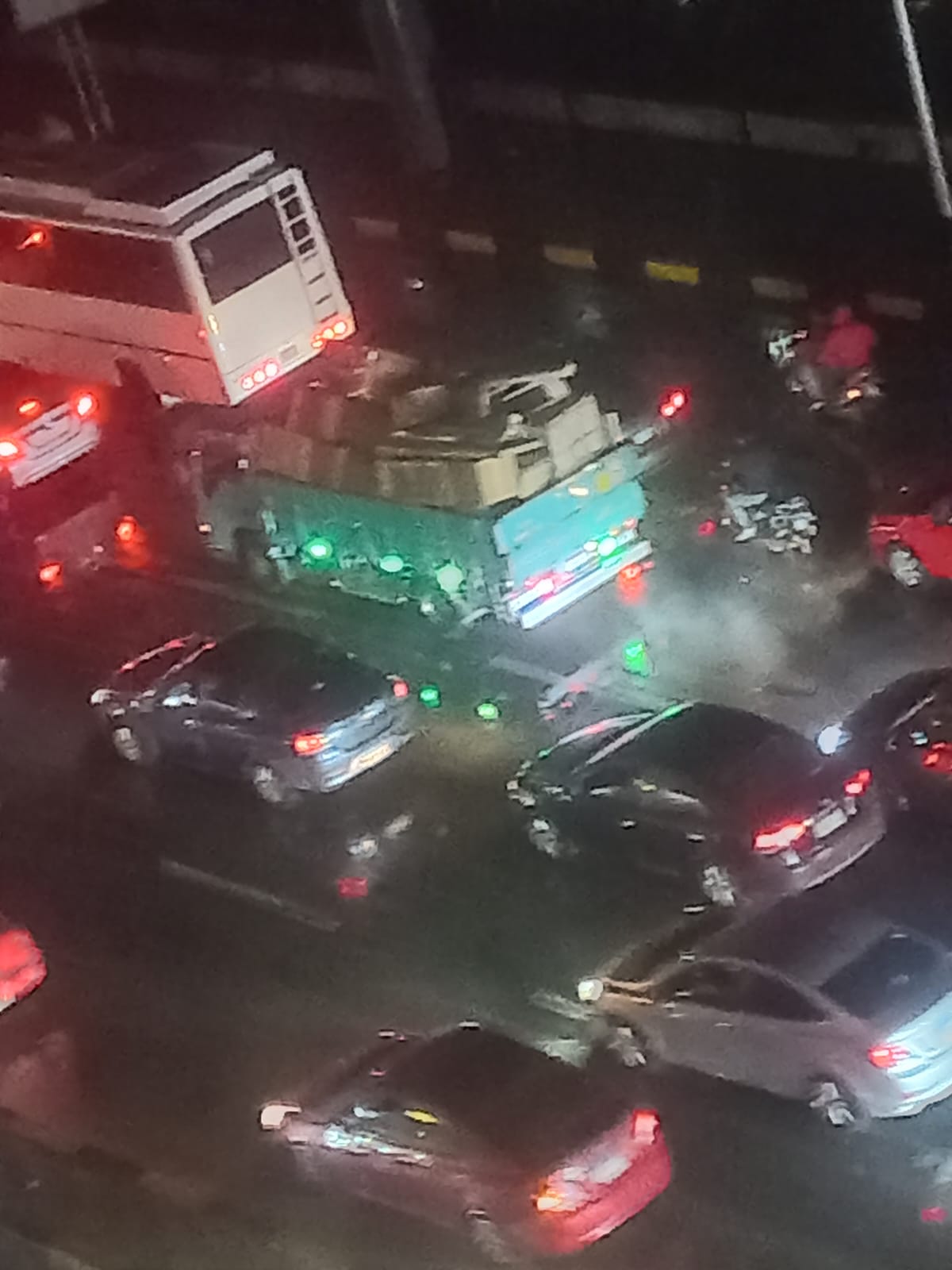 كثافات مرورية بسبب هطول الأمطار (10)