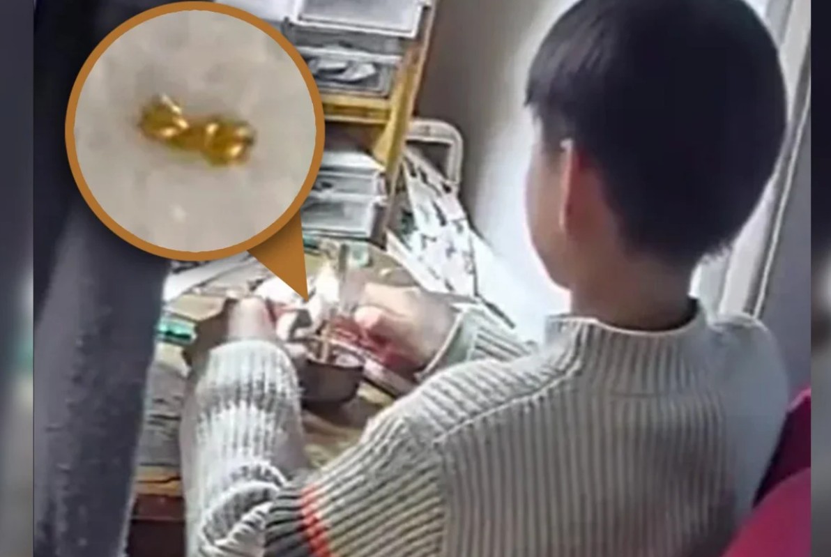 طفل يقطع قطعة من ذهب والدته ليهديها لأصدقاءه طفل يقطع قطعة من ذهب والدته ليهديها لأصدقاءه