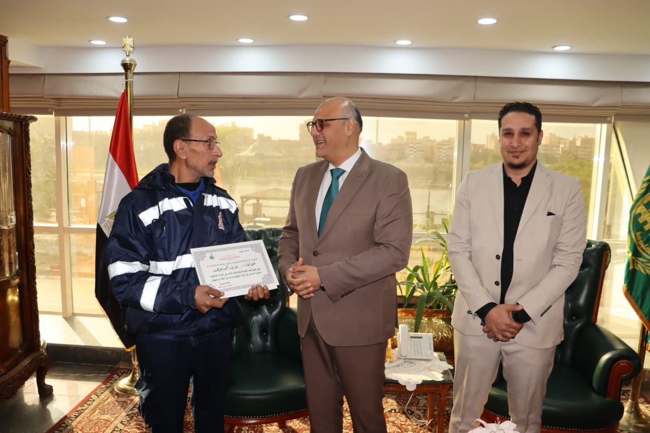 جانب من التكريم جانب من التكريم