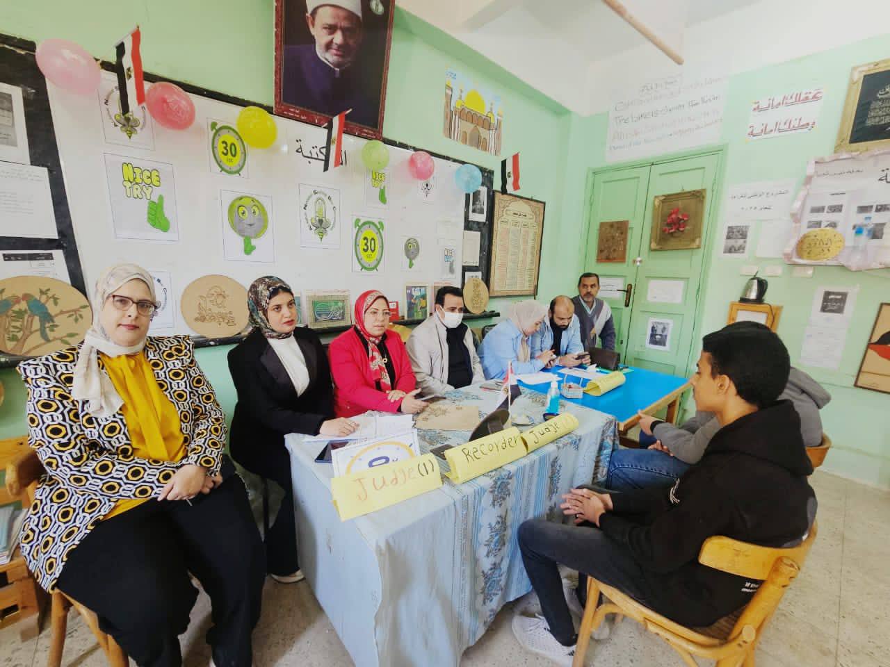 أقناء اجراء الاختبار لطالبين