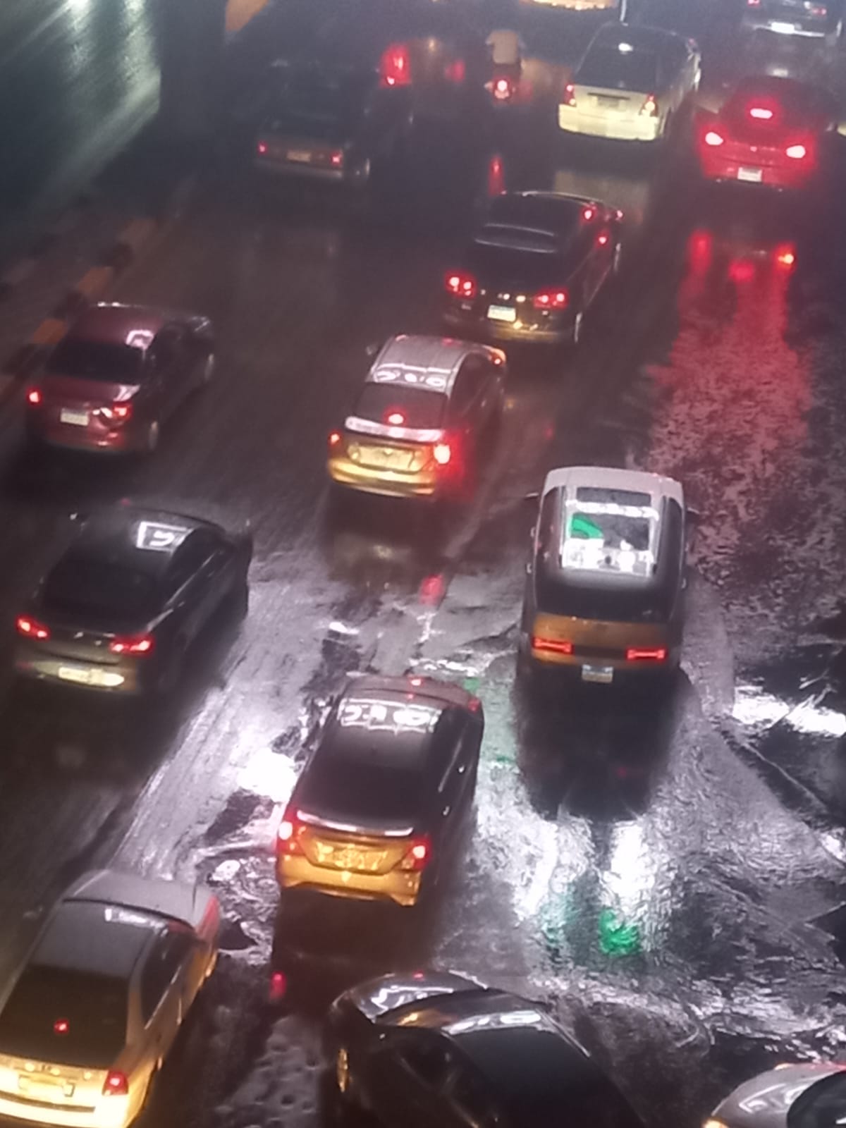 كثافات مرورية بسبب هطول الأمطار (8)