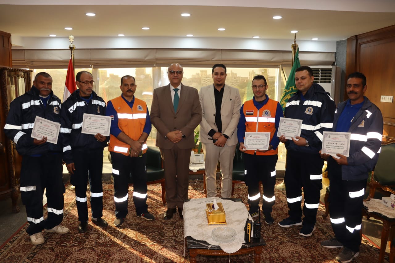 خلال التكريم للأطقم الإسعافية