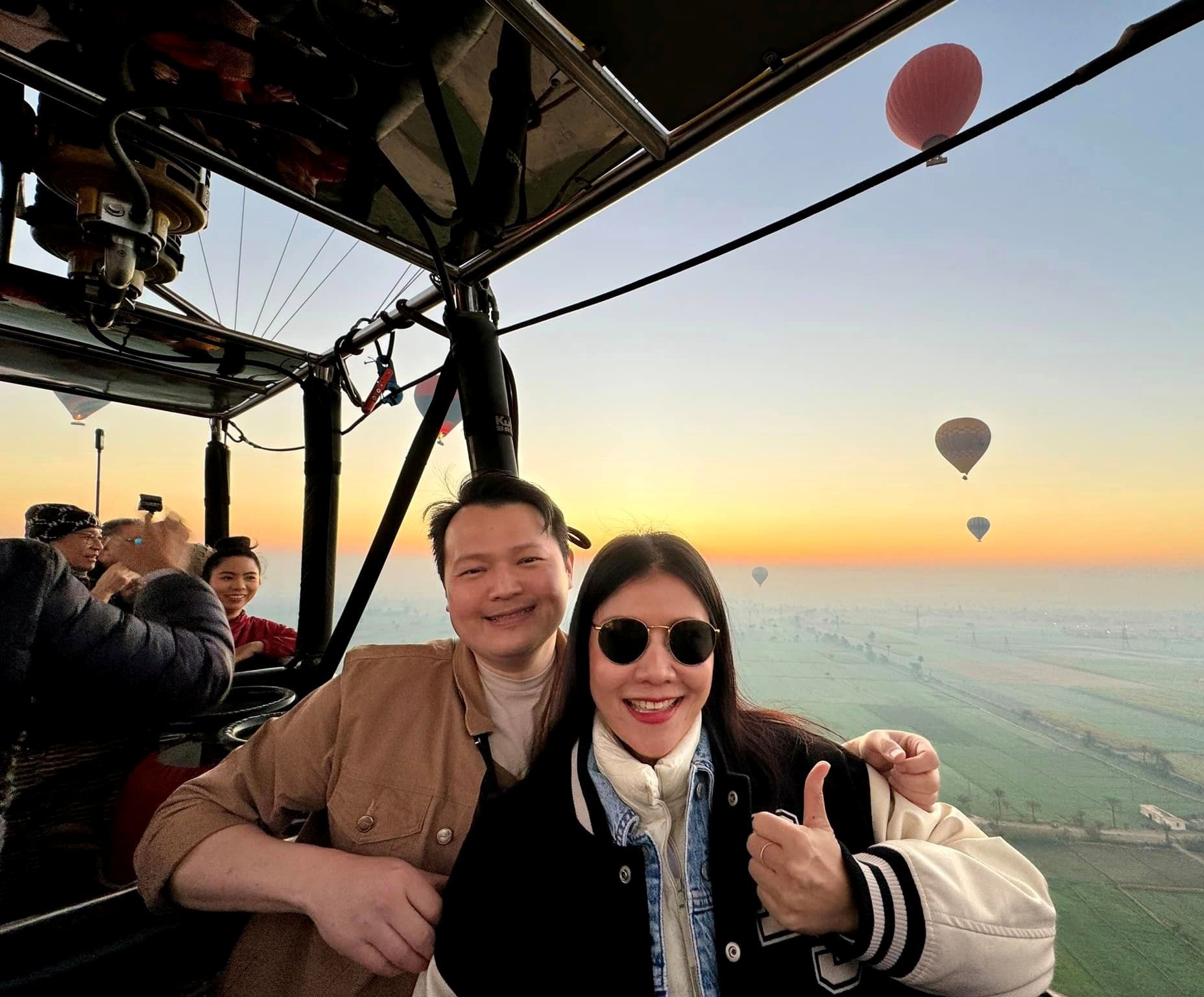 فرحة كبيرة للسائحين فى قلب رحلات البالون فرحة كبيرة للسائحين فى قلب رحلات البالون