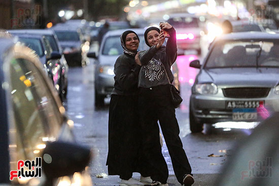 مواطنون يلتقطون سيلفى وقت المطر مواطنون يلتقطون سيلفى وقت المطر