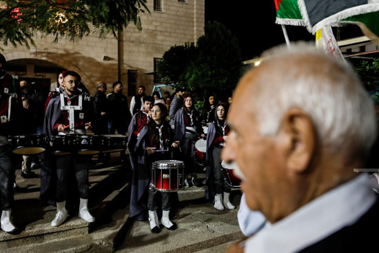 فرحة وبهجة لحظة إضاءة شجرة عيد الميلاد