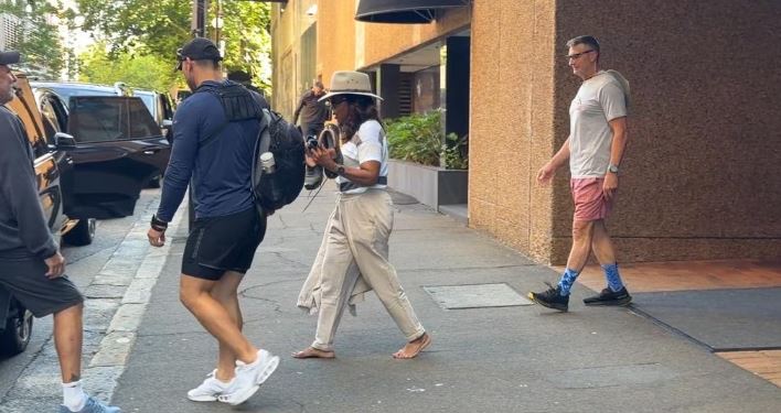 اوبرا وينفري تتجول حافية