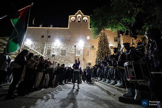 فقرات خلال إضاءة شجرة عيد الميلاد