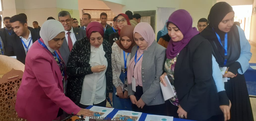 خلال تفقد المعرض خلال تفقد المعرض