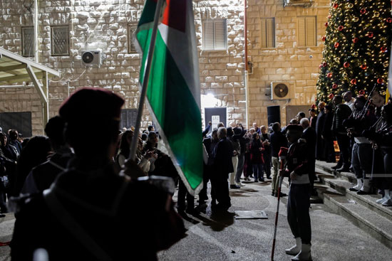 أضاءت كنيسة دير اللاتين في مدينة جنين شجرة عيد الميلاد