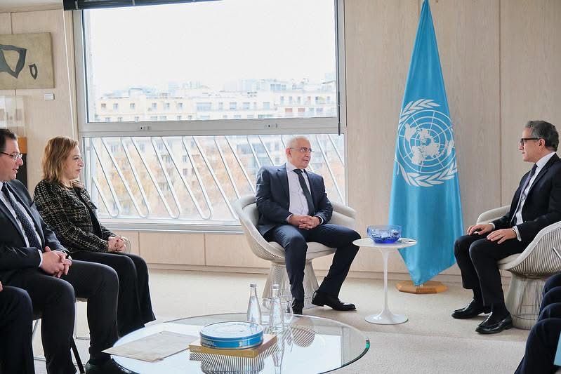 سفير مصر فى باريس يقدم أوراق اعتماده إلى مدير عام منظمة اليونسكو - اليوم  السابع