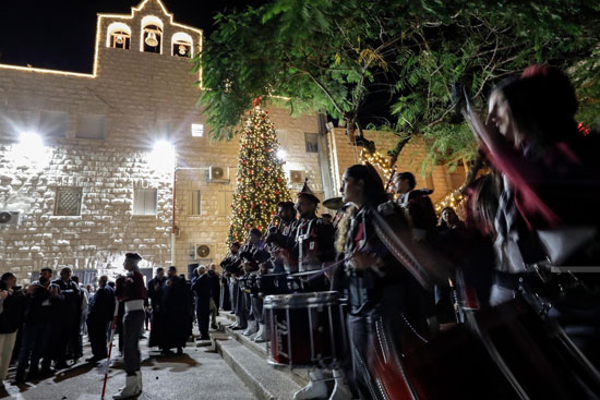 أضاءت كنيسة دير اللاتين في مدينة جنين شجرة الميلاد