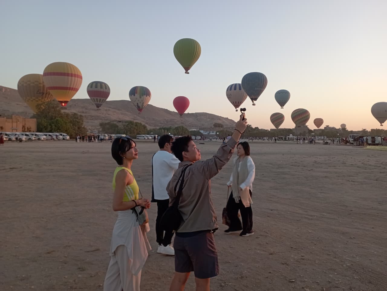 استمتاع سياح العالم برحلات البالون الطائر استمتاع سياح العالم برحلات البالون الطائر