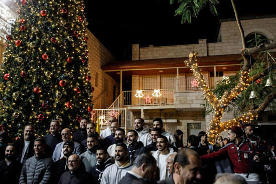 زينة عيد الميلاد تكتسى المبانى فى مدينة جنين