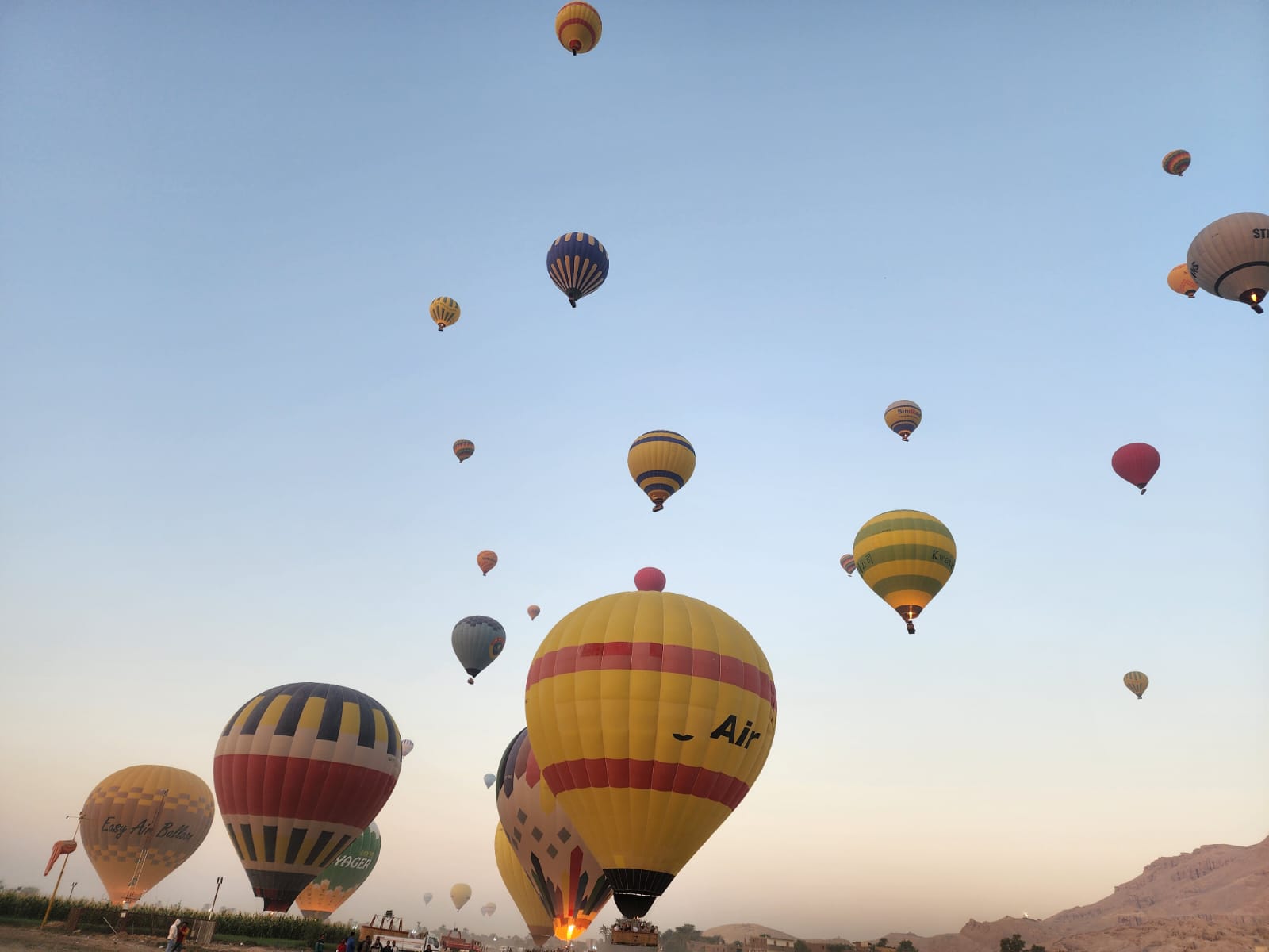 جانب من تحليق رحلات البالون الطائر صباحاً بالأقصر جانب من تحليق رحلات البالون الطائر صباحاً بالأقصر