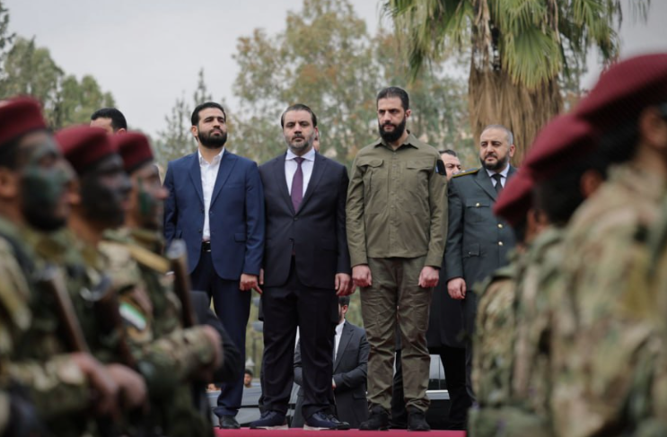 الشرع بالزي العسكري