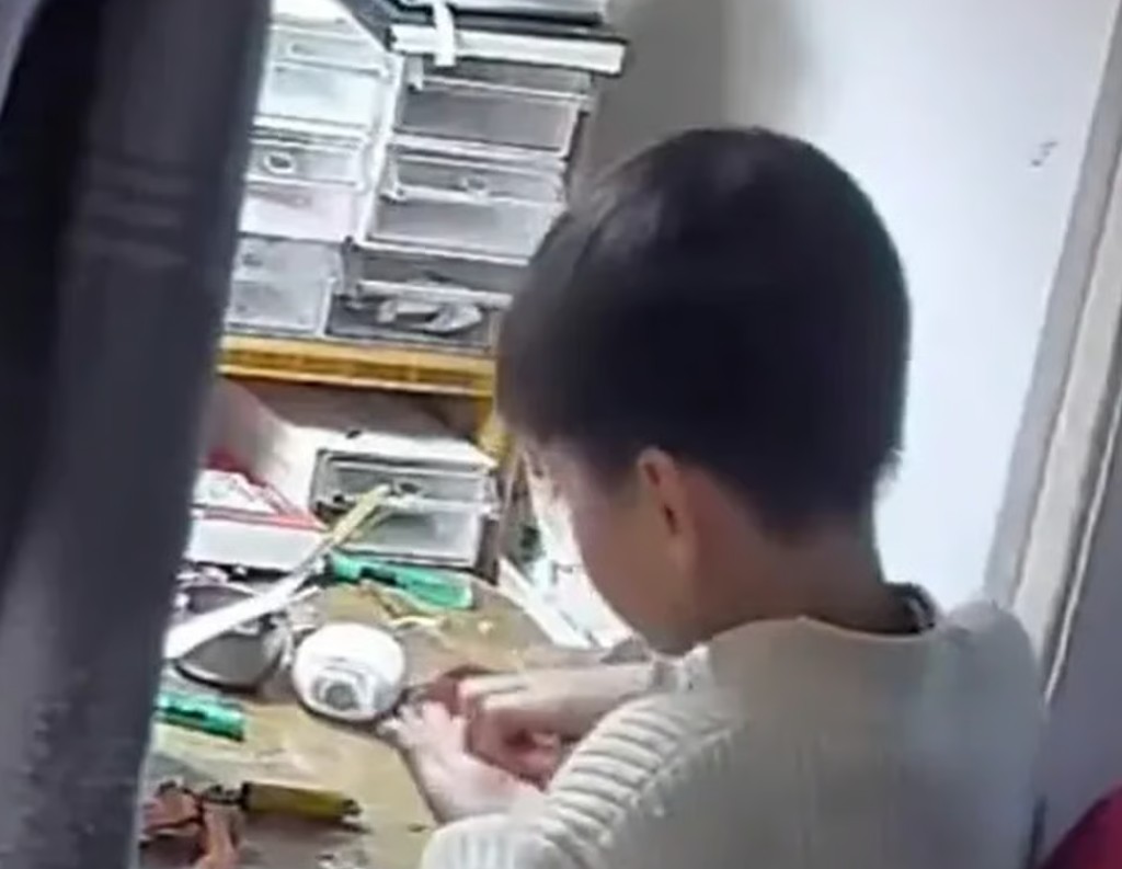 الطفل يأخذ جزء من الذهب الطفل يأخذ جزء من الذهب